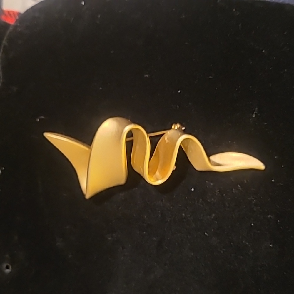 C Jent Vintge Sophisticated Matte Gold Tone Ribbon Brooch